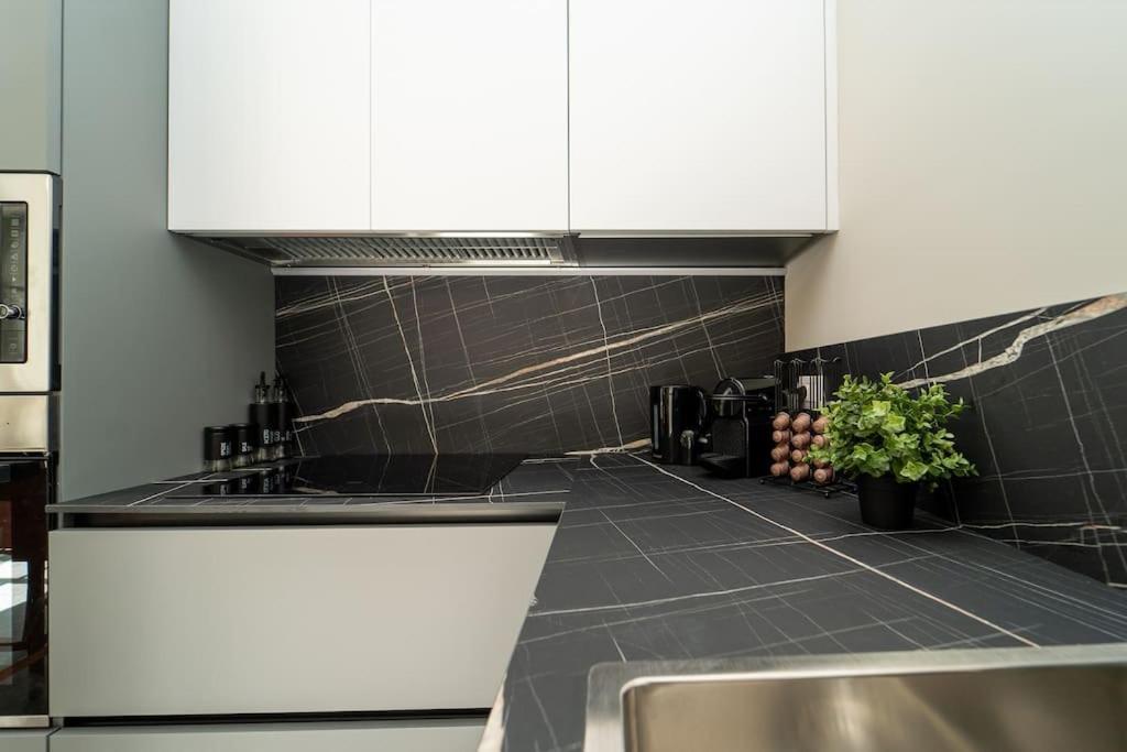 Apt 2 Min From The Cathedral With Private Parking Como Bagian luar foto