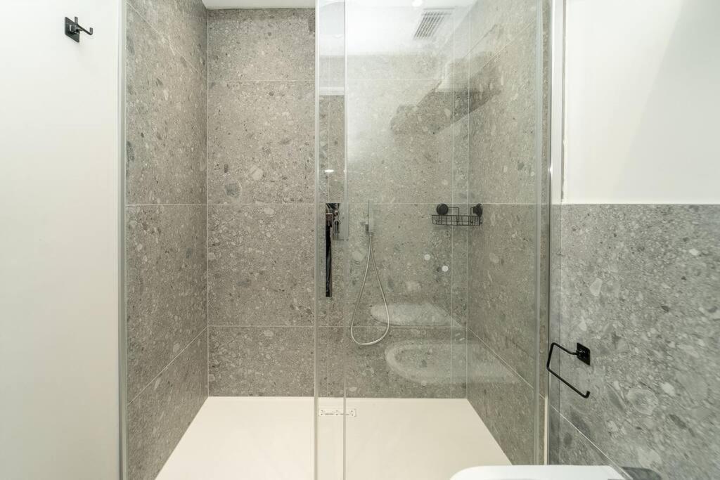 Apt 2 Min From The Cathedral With Private Parking Como Bagian luar foto