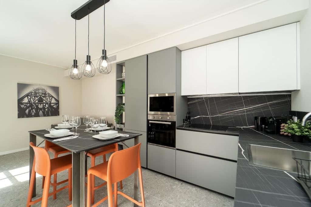 Apt 2 Min From The Cathedral With Private Parking Como Bagian luar foto