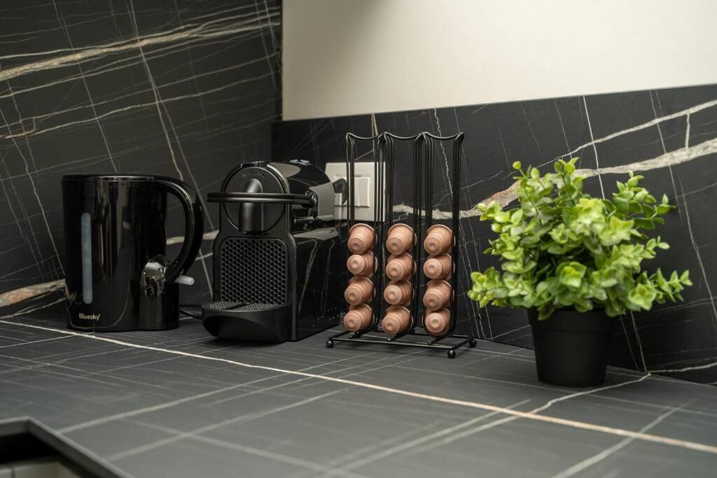 Apt 2 Min From The Cathedral With Private Parking Como Bagian luar foto