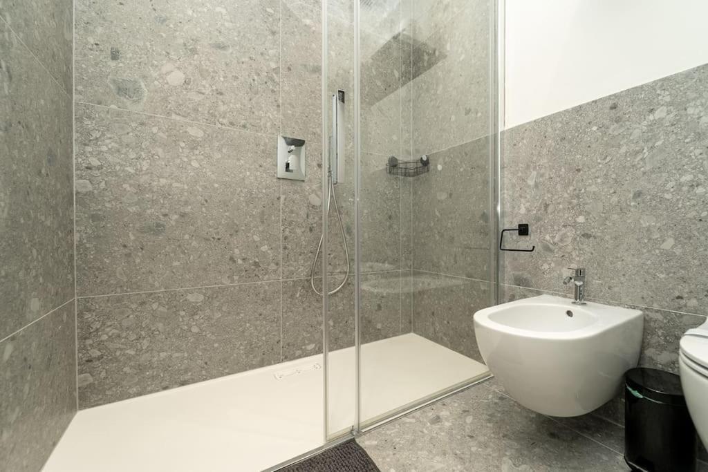 Apt 2 Min From The Cathedral With Private Parking Como Bagian luar foto