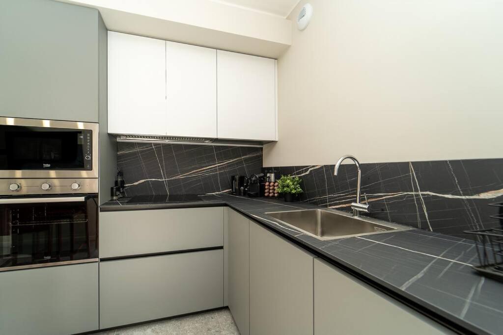 Apt 2 Min From The Cathedral With Private Parking Como Bagian luar foto